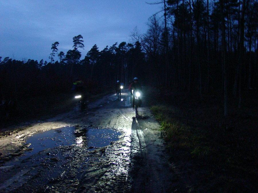 Ciemno , chłodno i droga jakaś taka , w połowie dla rowerów a w połowie dla kajaka