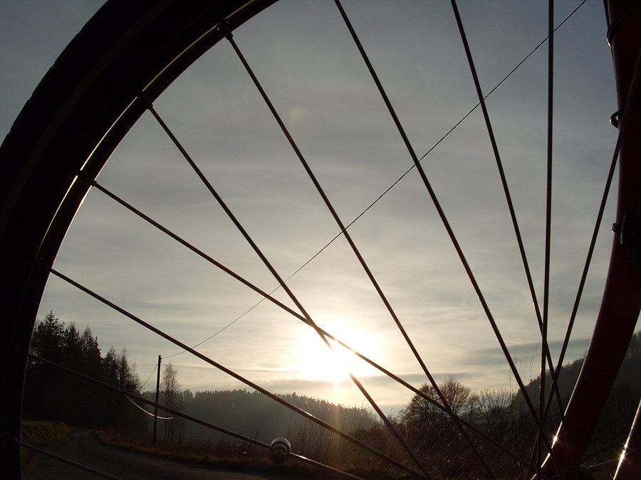 Zacząłem stawiać wróżbę ze szprych ;) czy na lewo czy na prawo się udać ;) gdybym jechał na MTB pewnie pojechał bym prosto taka bestia jest z młaa ;))