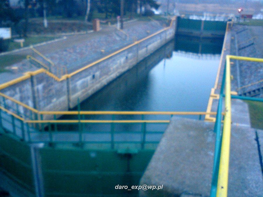 02-01-2014. System wrót Śluzy rzecznej Gdańska Głowa łączącej rzekę Szkarpawę z rzeką Wisłą, koło Kiezmarka