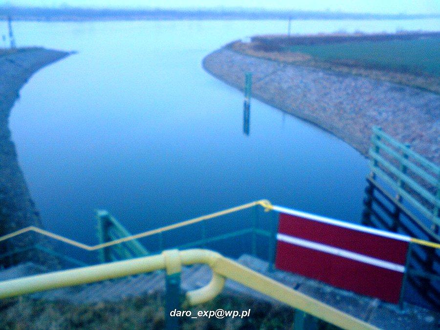02-01-2014. Widok na koryto rzeki Wisły z mostka drogowego na Śluzie rzecznej Gdańska Głowa