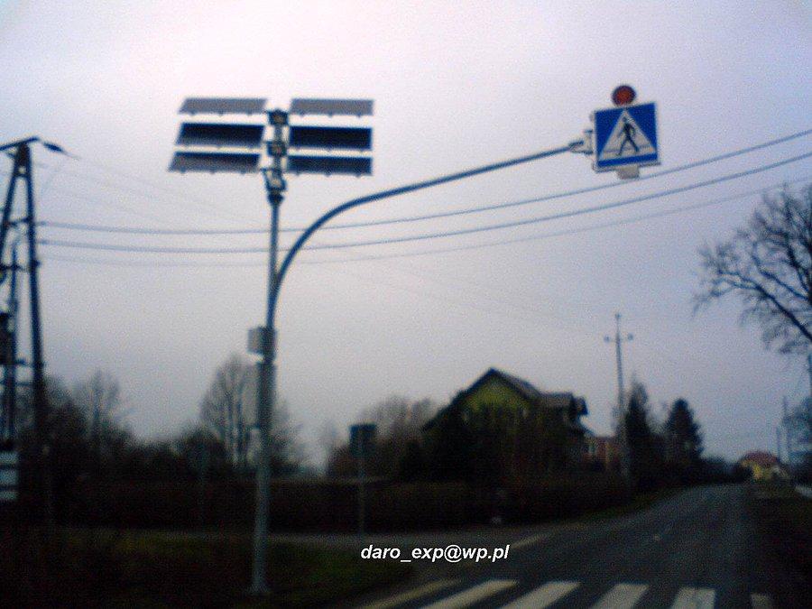 02-01-2014. System paneli słonecznych zasilających oświetlenie nad przejściem dla pieszych na drodze w Koźlinach