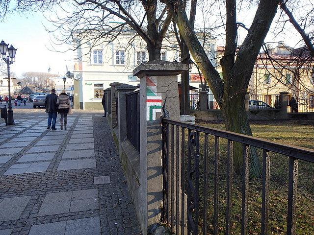 Przez starą cześć miasta prowadzą dwa szlaki piesze