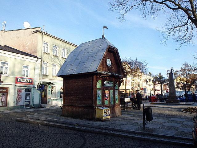 Drewniany kiosk pochodzący z początku XX w
