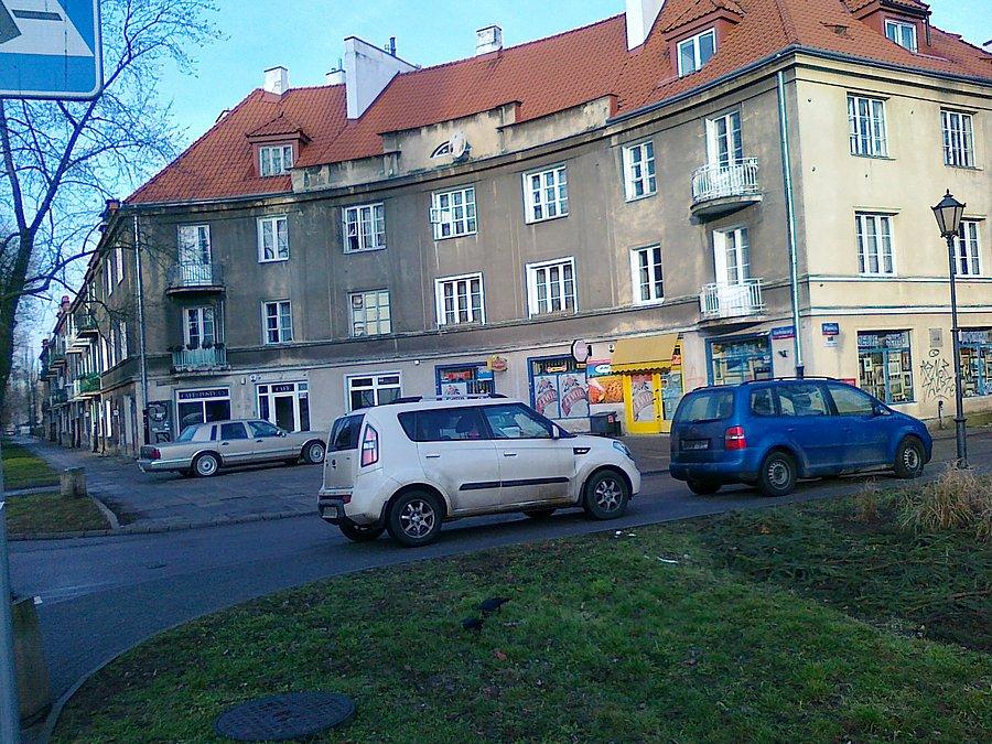 Zaokrąglony budynek przy placu
