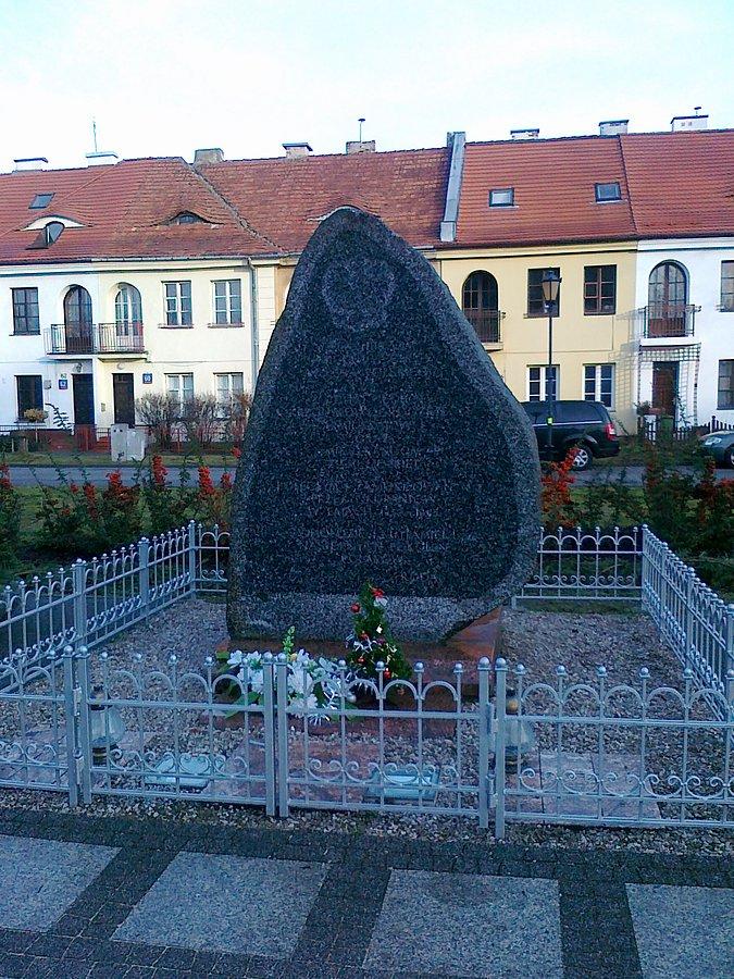 Obelisk z wytartymi napisami