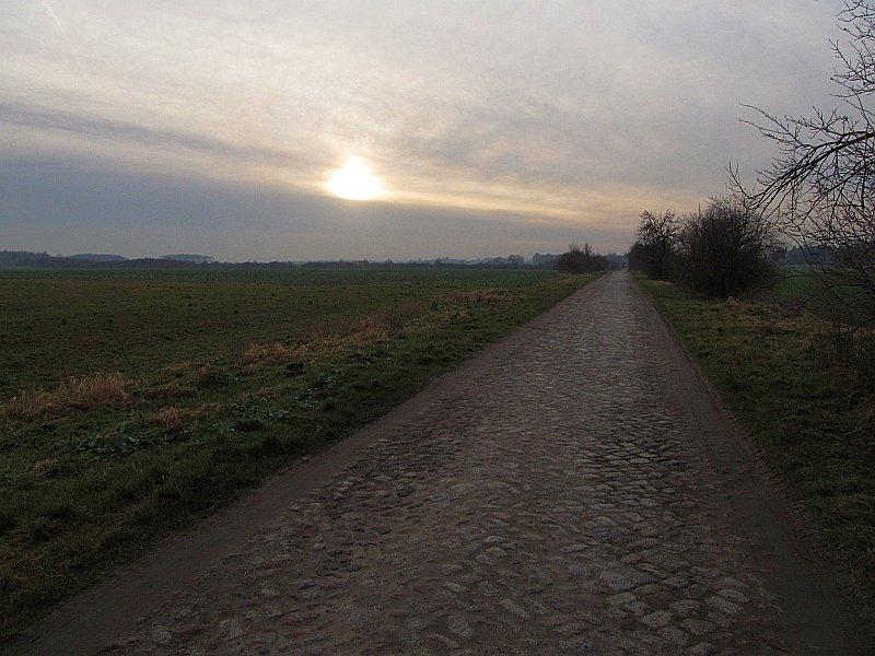 Brukowana droga z Nieświastowic do Popowa Kościelnego