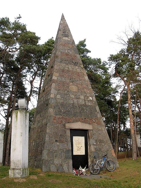 Wągrowiec: grobowiec - piramida rotmistrza Franciszka Łakińskiego