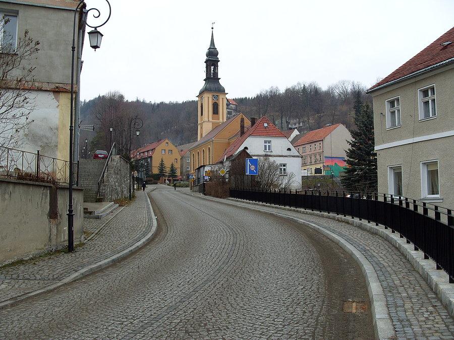 Bardzo fajny podjazd kostkową drogą, gdzieś mogą czaić się żołnierze ;)