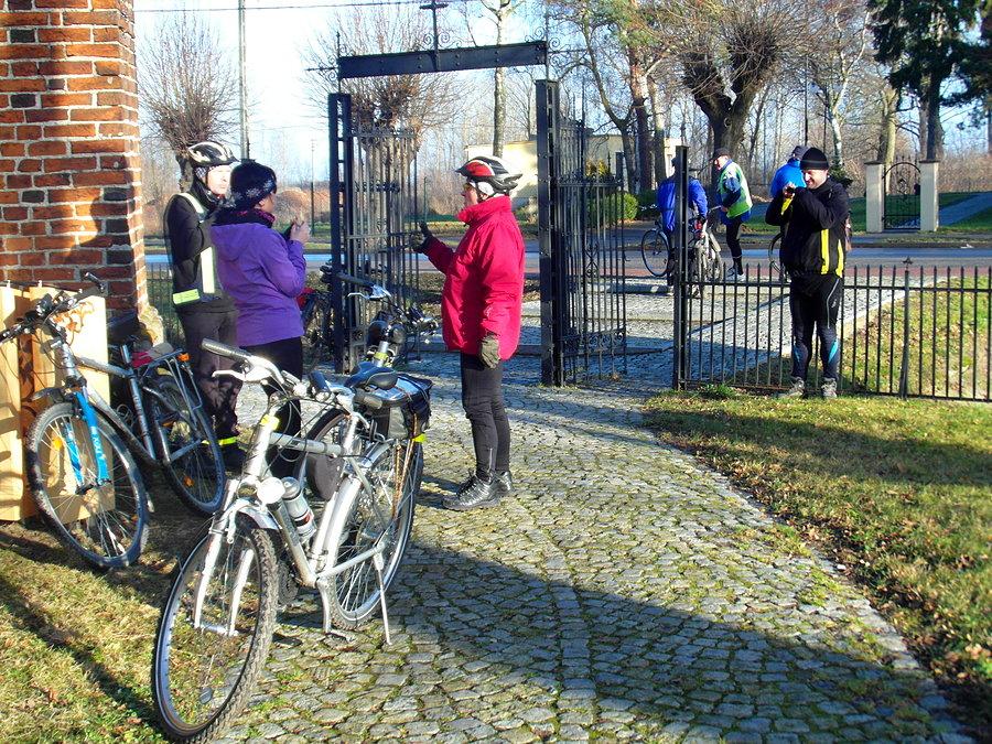 Gotycki ceglany kościół parafialny pod wezwaniem Św. Apostołów Piotra i Pawła z 1334 r w Trutnowach