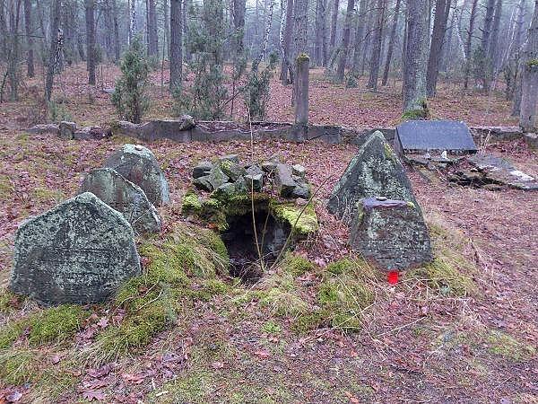 Fragment zniszczonego cmentarza żydowskiego za Jadowem