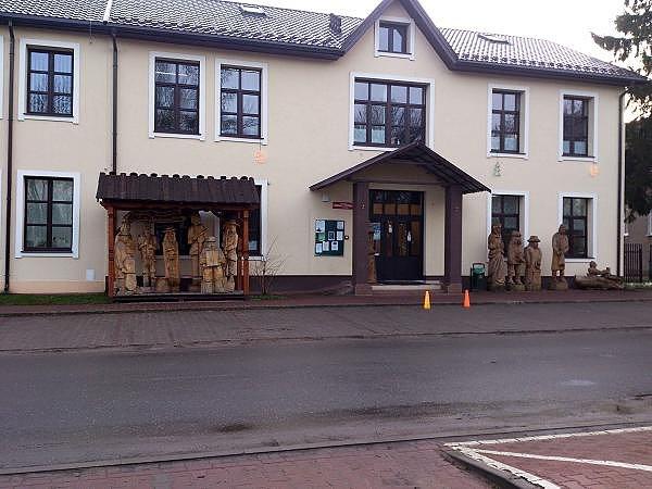 Figury przed urzędem w Jadowie