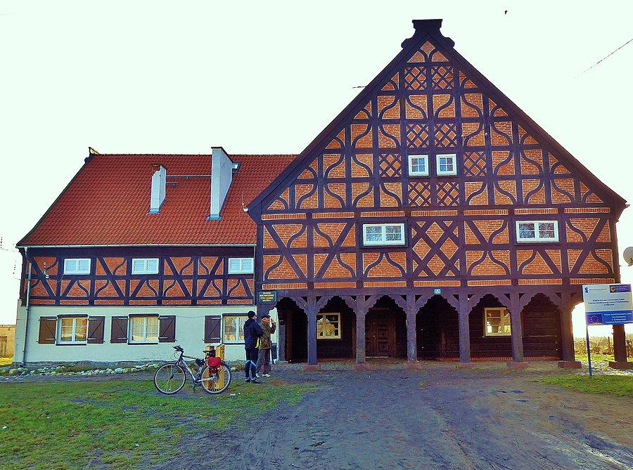 Zabytkowy dom podcieniowy z 1731 r. w Miłocinie