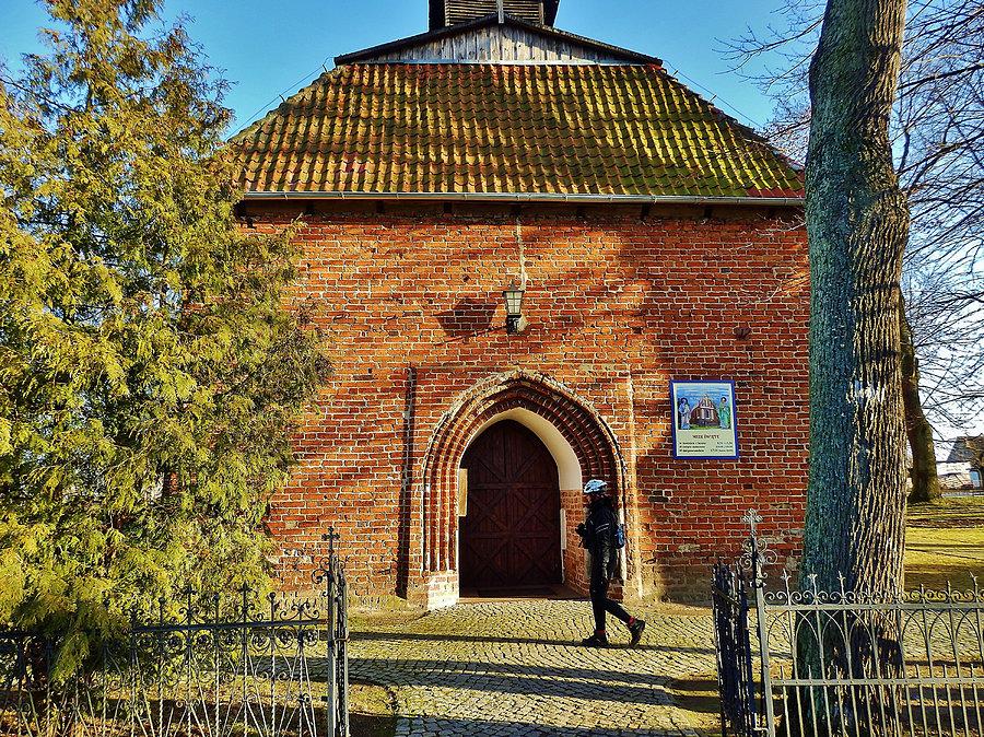 Gotycki ceglany kościół parafialny pod wezwaniem Św. Apostołów Piotra i Pawła z 1334 r. Trutnowy