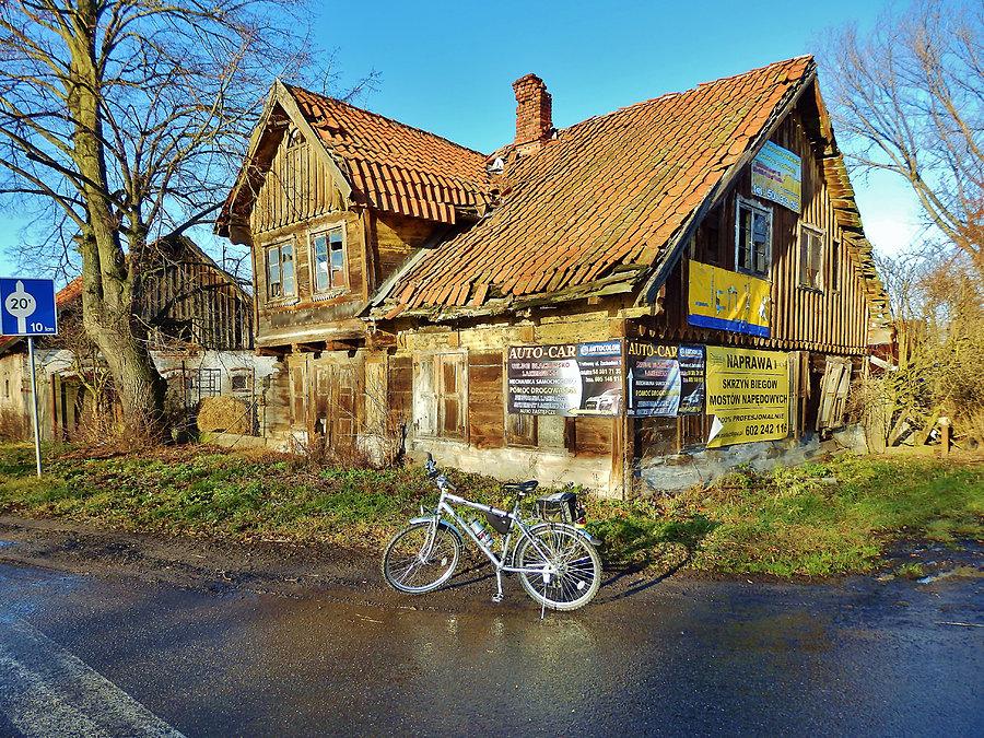 Stary, zaniedbany,drewniany dom na Żuławach