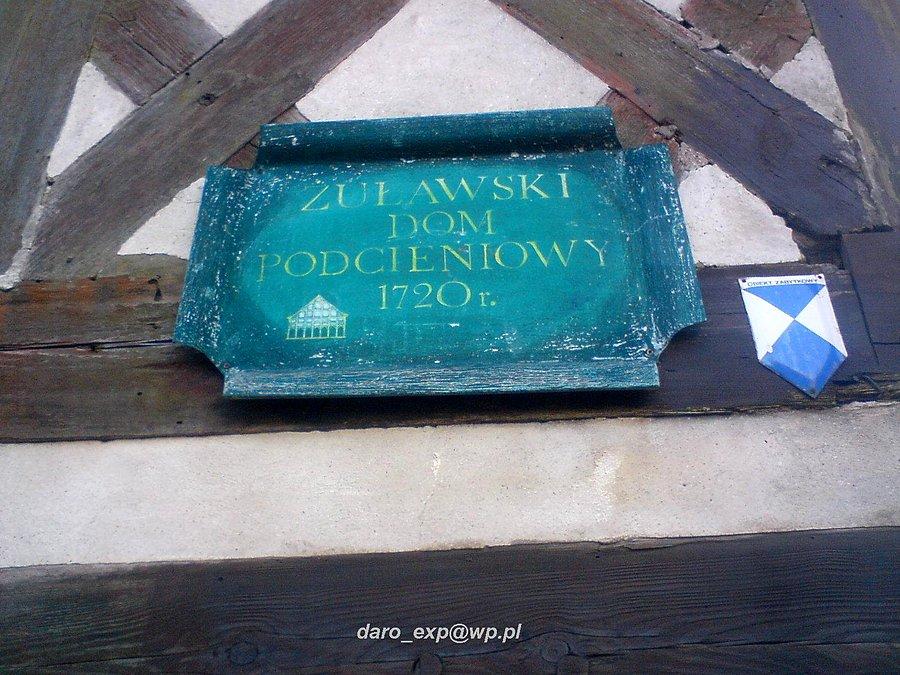 04-01-2014.Tablica informacyjna Żuławskiego Domu Podcieniowego z 1720 roku w Trutnowych