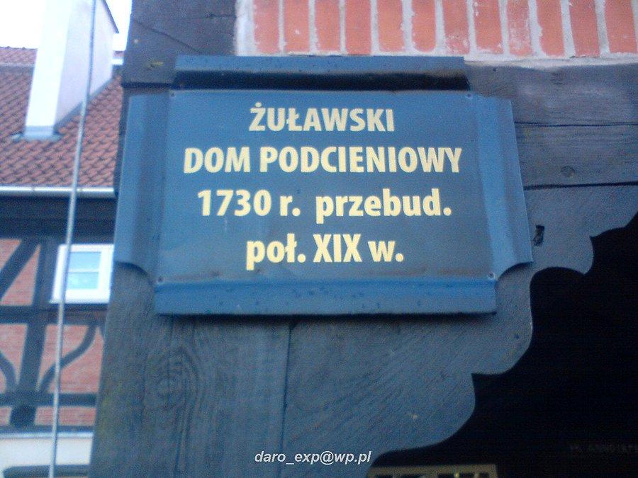 04-01-2014. Tablica informacyjna. Żuławski Dom Podcieniowy w Miłocinie z 1730 roku