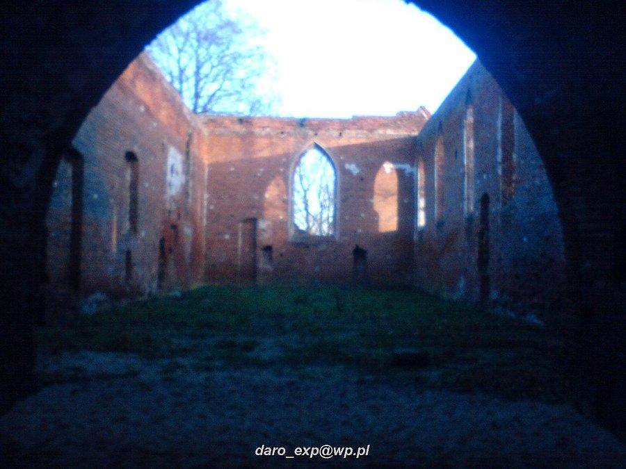 04-01-2014. Widok na środek wewnątrz ruin po kościele w Steblewie
