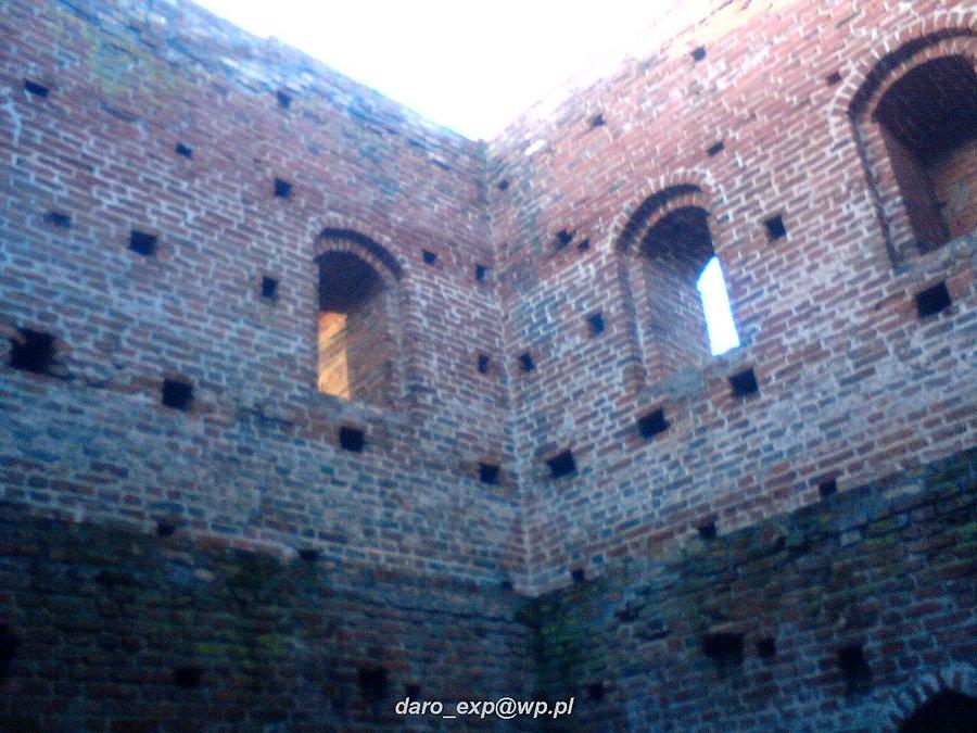 04-01-2014. Widok na wewnętrzne ściany i okiennice boczne ruin kościoła w Steblewie