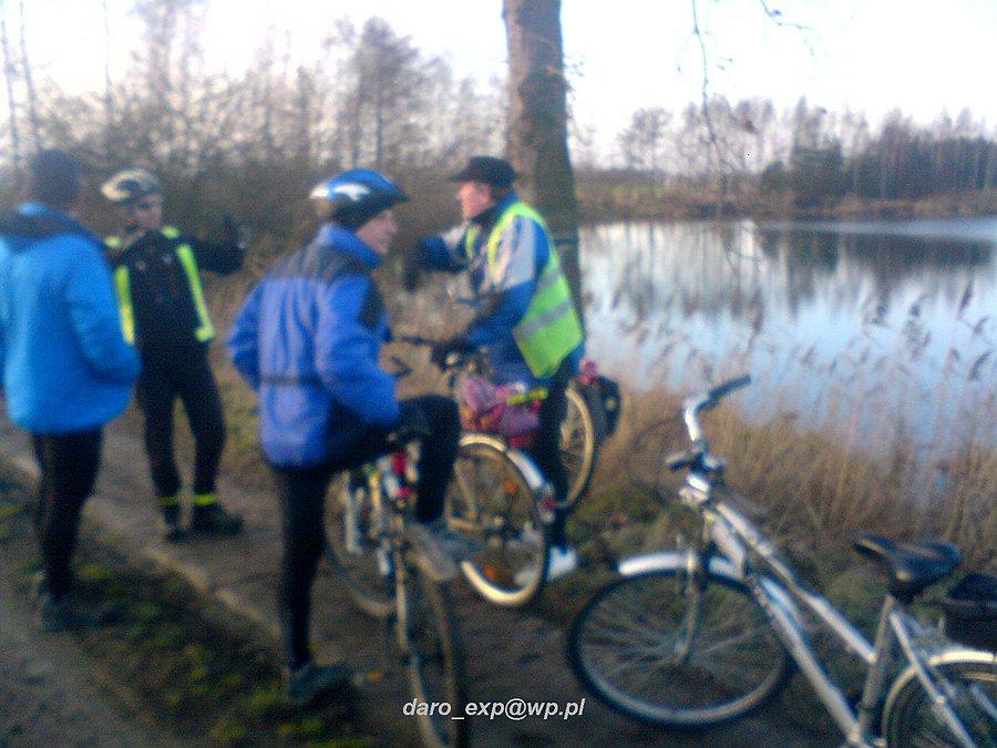 04-01-2014. Krótki postój rowerzystów na odpoczynek przy stawku w Czatkowych