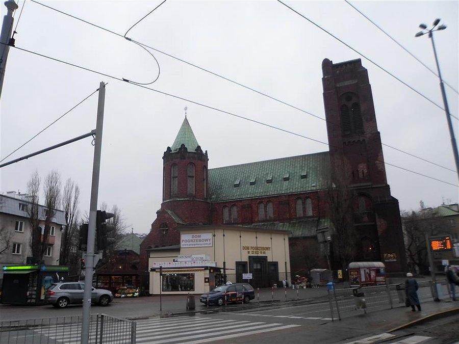 Kościół 1908r i Dom Pogrzebowy 2013r