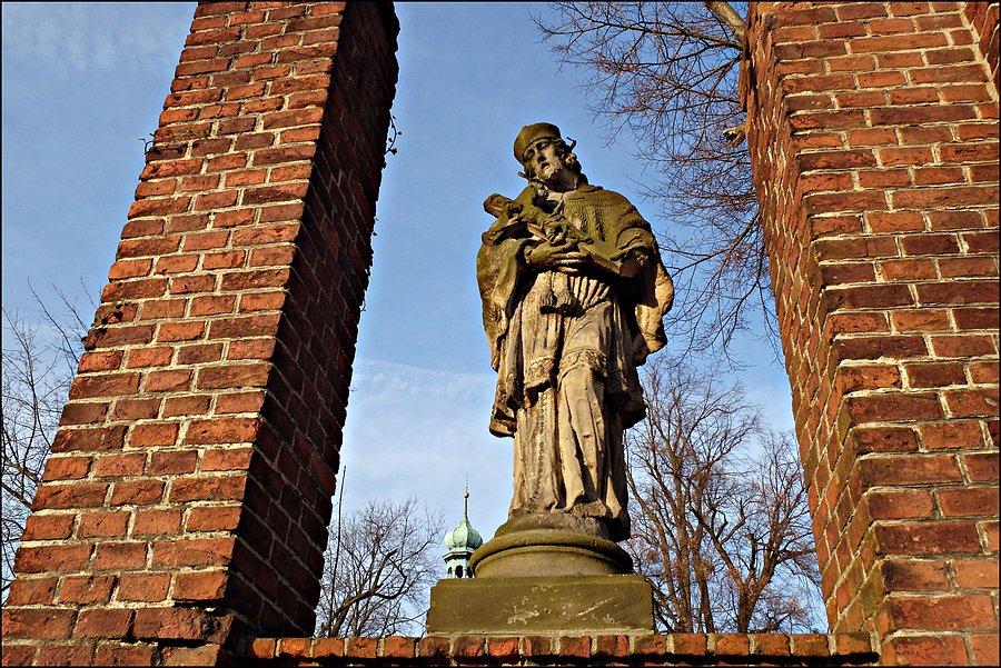 Św. Jan Nepomcen na murze starego przykościelnego cmentarza w Brzeziej Łące