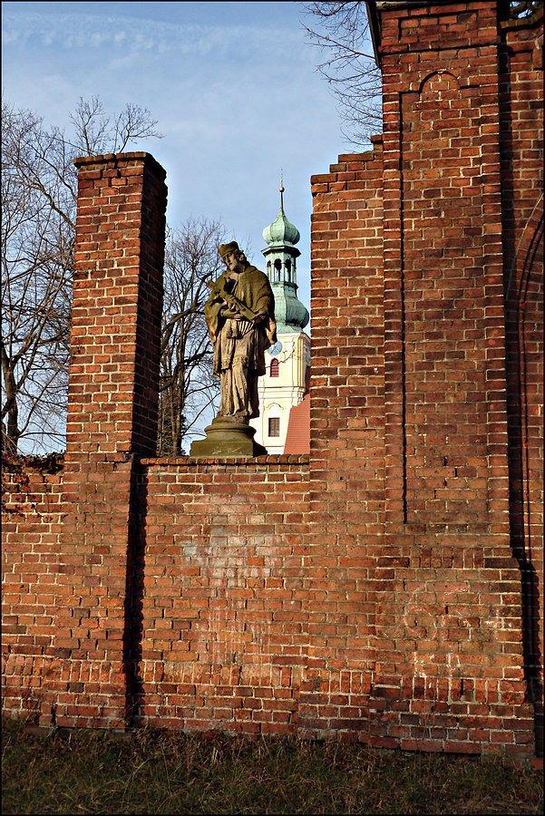 Św. Jan Nepomcen na murze starego przykościelnego cmentarza w Brzeziej Łące, ujęcie drugie