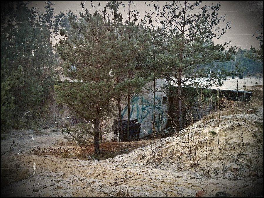 Paintballowcy chcą nas zaprosić do środka, ale AKD znamy już dobrze, więc idziemy w las