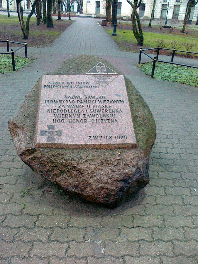 Pamiątkowy kamień na skwerku przy Andersa