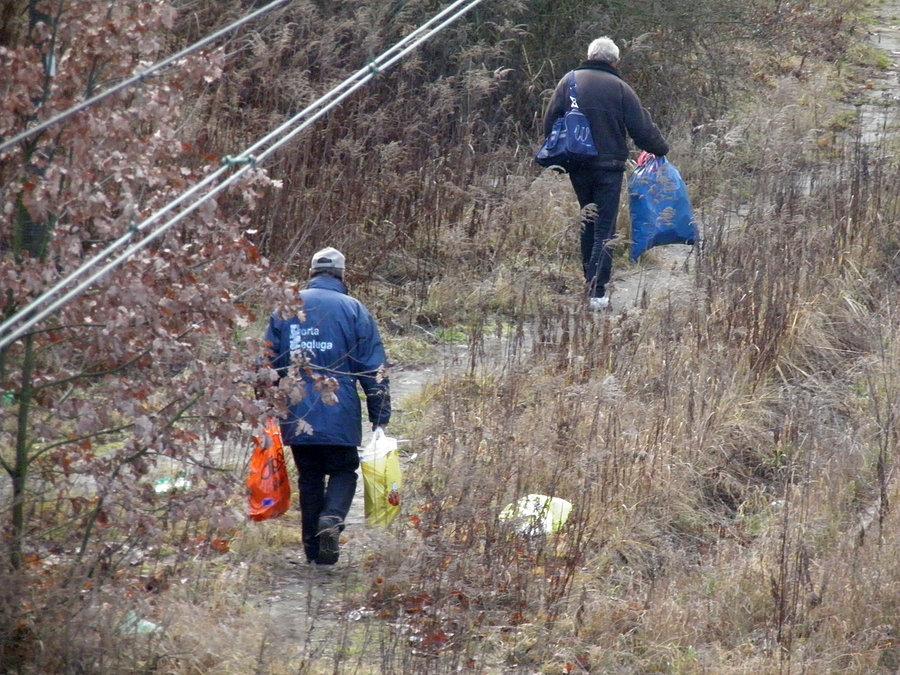 Panowie przy pracy - wzdłuż torów kolejowych przy stacji Drzetowo