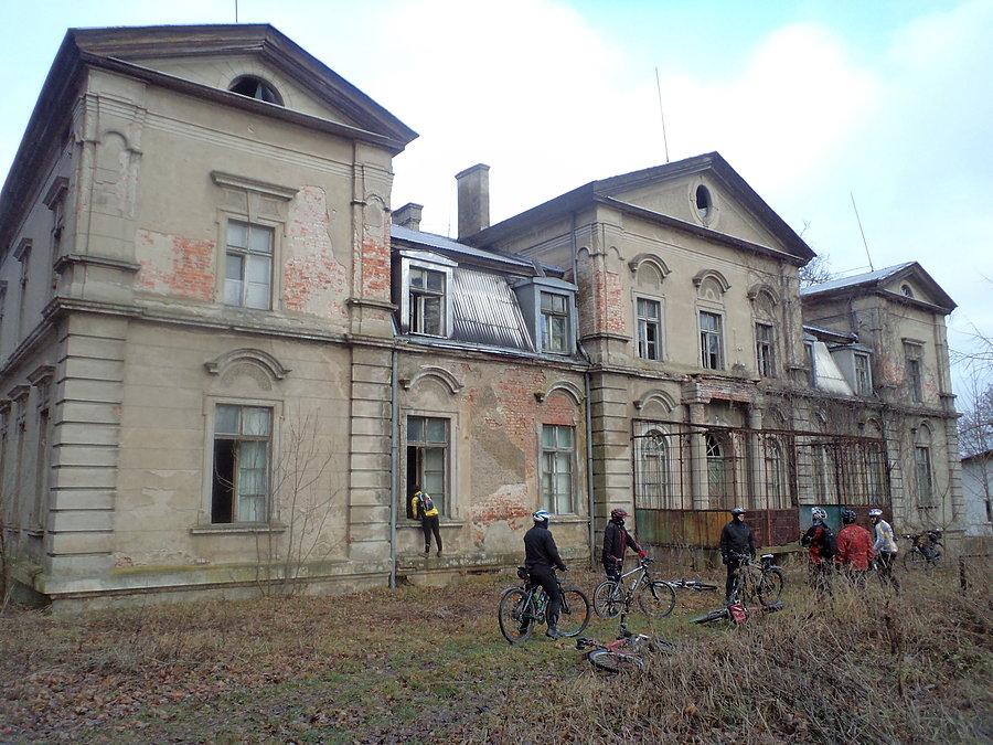 Pałacowe ruiny w Jankowie
