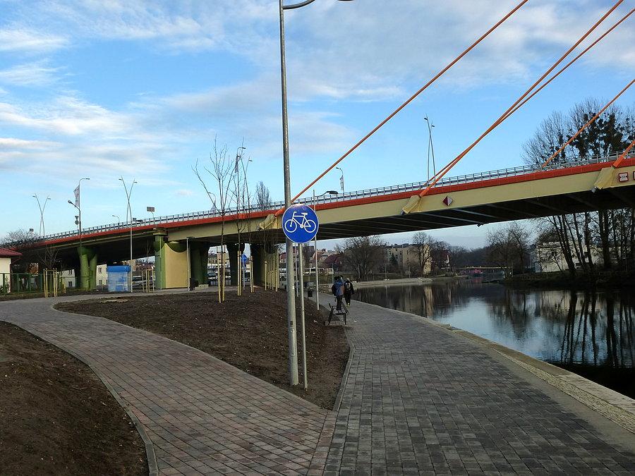 Nowe ekwilibrystyczna ścieżka pod nowym mostem