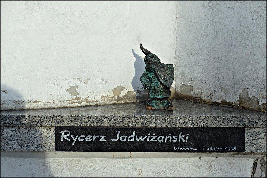Krasnal przed zamkiem w Leśnicy