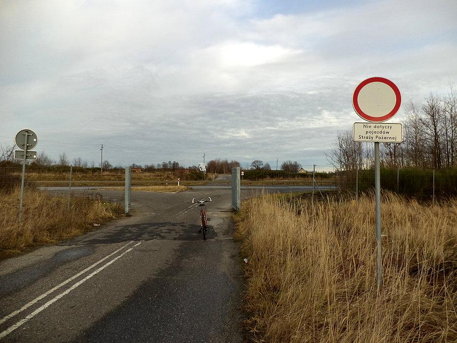 Śmiechowa sprawa: zjazd na autostradę, którego niby nie ma, ale jest, i zakazy (a co z Policją i pogotowiem? :D ) które są, ale tak naprawdę to ich nie ma, tudzież wiecznie otwarte bramy :D