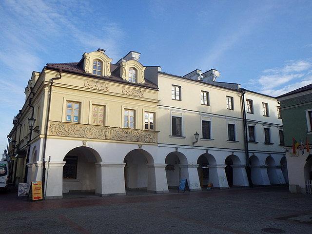 Kamienice z podcieniami przy Rynku Solnym. Pierwsza od lewej to tzw. Dom Rabina