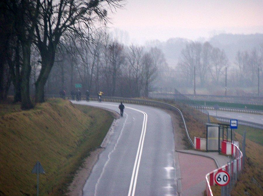 Janów - królowie na rowerach nikną za zakrętem na starej DK 7 :-)