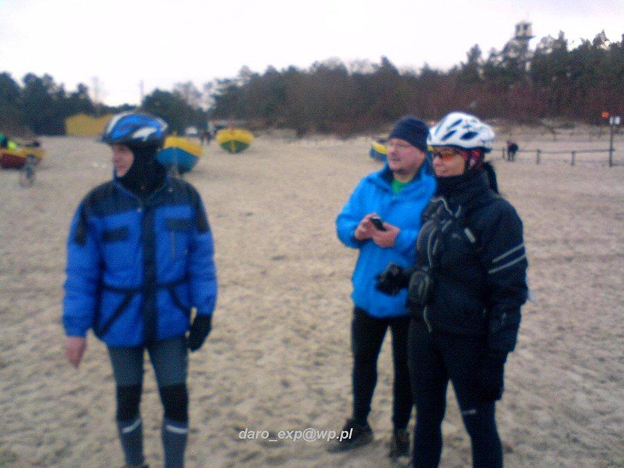 06-01-2014. Rowerzyści (od lewej) Jarek, Damian i po prawej Asia na plaży w Jantarze