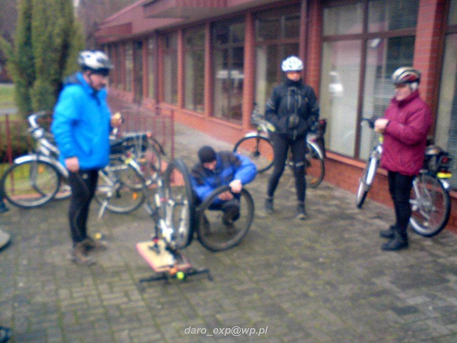 06-01-2014. Rowrzysta Jarek złapał "gumę", więc obowiązkowa przerwa przy Kawiarni Ośrodka Rehabilitacyjnego w Jantarze