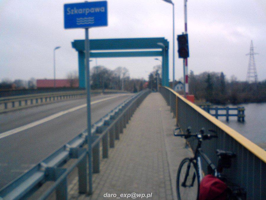 06-01-2014. Przy wjeździe na podnoszony most na rzece Szkarpawa, między Drewnicą a Żuławkami