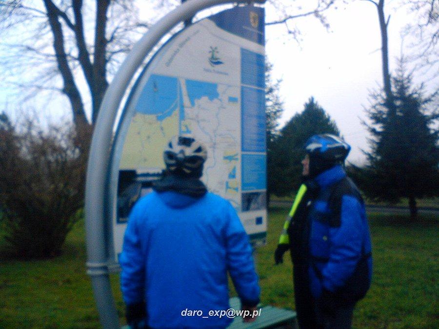 06-01-2014. Rowerzyści Damian, Jarek i Wiesiek prze tablicy informacyjnej na Śluzie Gdańska Głowa w Stróża-Żuławki