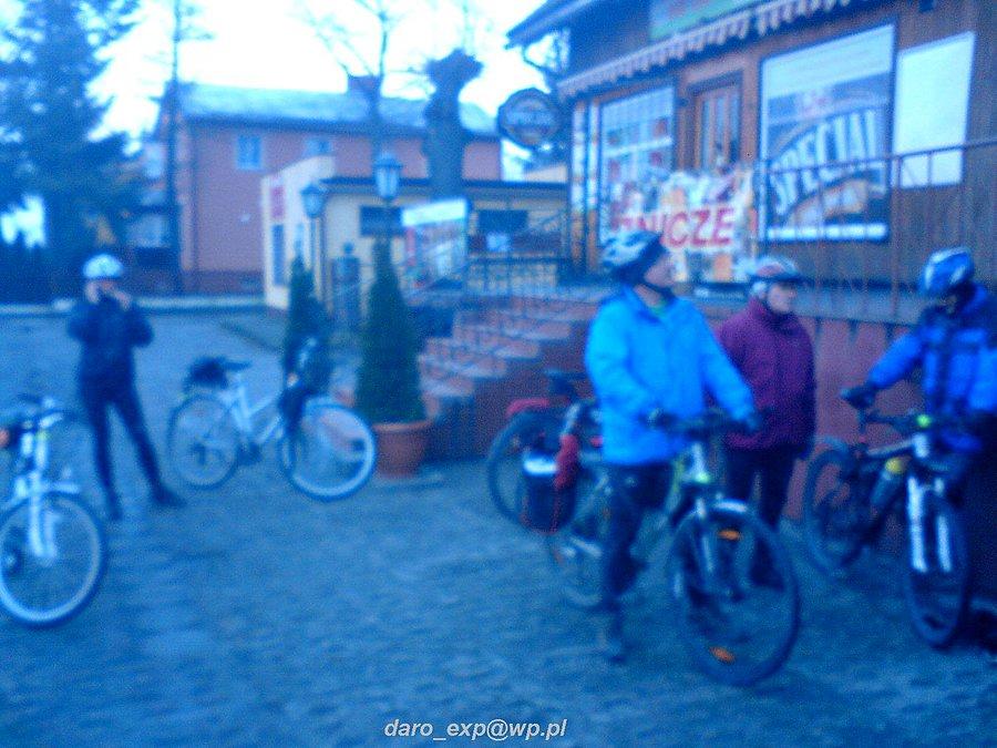 06-01-2014. Krótki postój rowerzystów przy sklepie spożywczym w Ostaszewie (przepraszam za jakość zdjęcia)