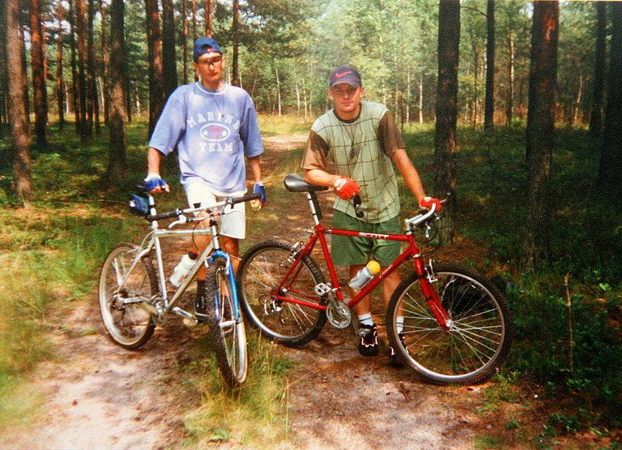 1997. Na niebieskim rowerowym do Poraja. Calowy sztywniak Scott PEAK Cr-Mo, platformy i cantilever`y :)