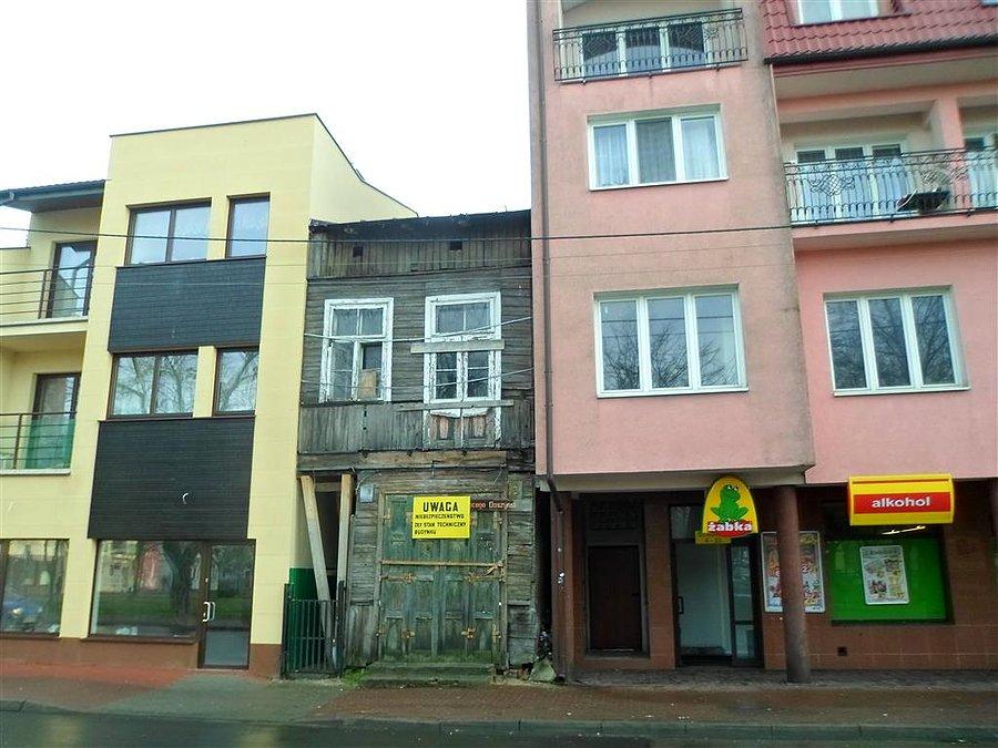 Budynek typu "plomba" na rynku w Nowym Dworze