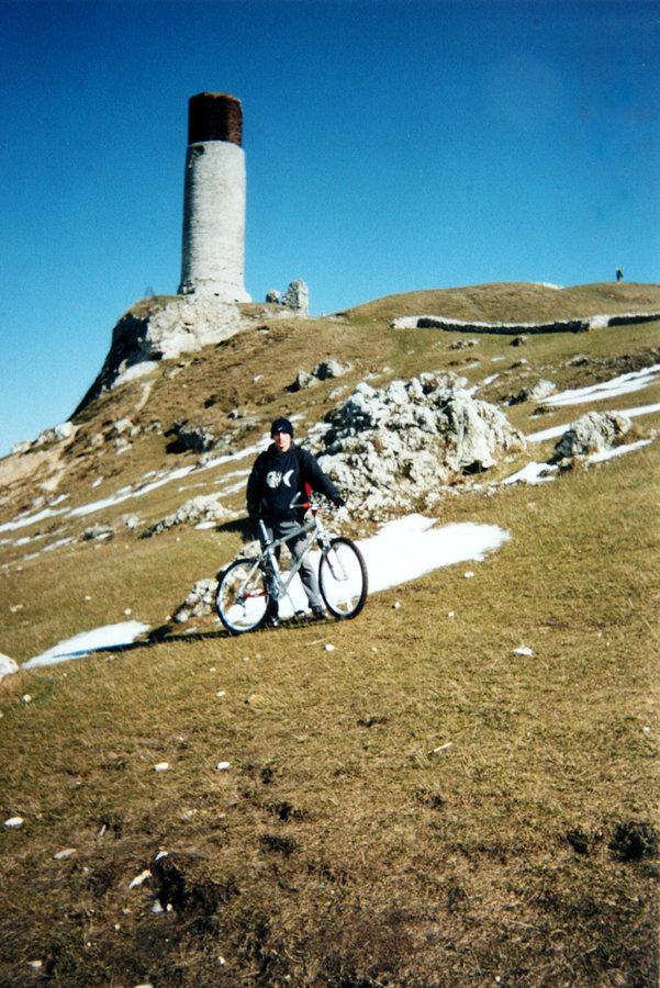 12.03.2000. Na wzgórzu zamkowym w Olsztynie. Znów ten ekscentryczny strój kolarski ;)