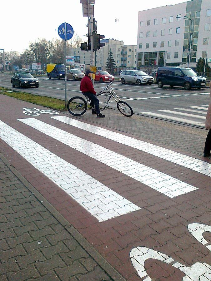 To nie pan Zbyszek, ale ciekawy rower na tym samym skrzyżowaniu