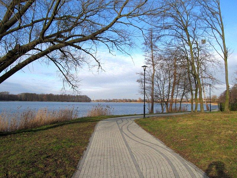 Promenada im. Wisławy Szymborskiej przy Jeziorze Kórnickim