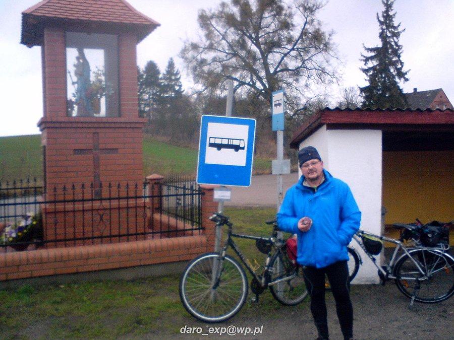 11-01-2014.Na zdjęciu Damian, podczas krótkiego postoju przy kapliczce w Ciecholewach. Wycieczka rowerowa do Nowej Wsi Rzecznej pod Starogardem Gdańskim