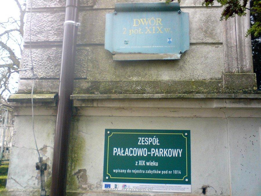 11-01-2014. Tablica informacyjna na ścianie Pałacu z XIX wieku, w Nowej Wsi Rzecznej, pod Starogardem Gdańskim. Sobotnia wycieczka rowerowa