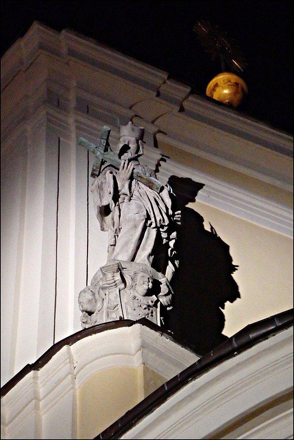 Nepomuk na gzymsie kościoła św. Wincentego