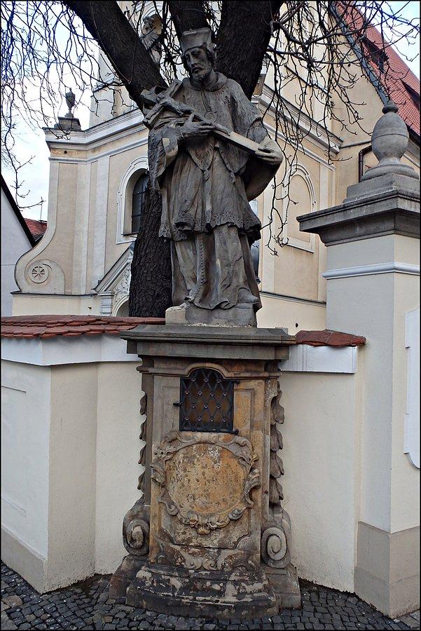 Nepomuk przed kościołem św. Maurycego