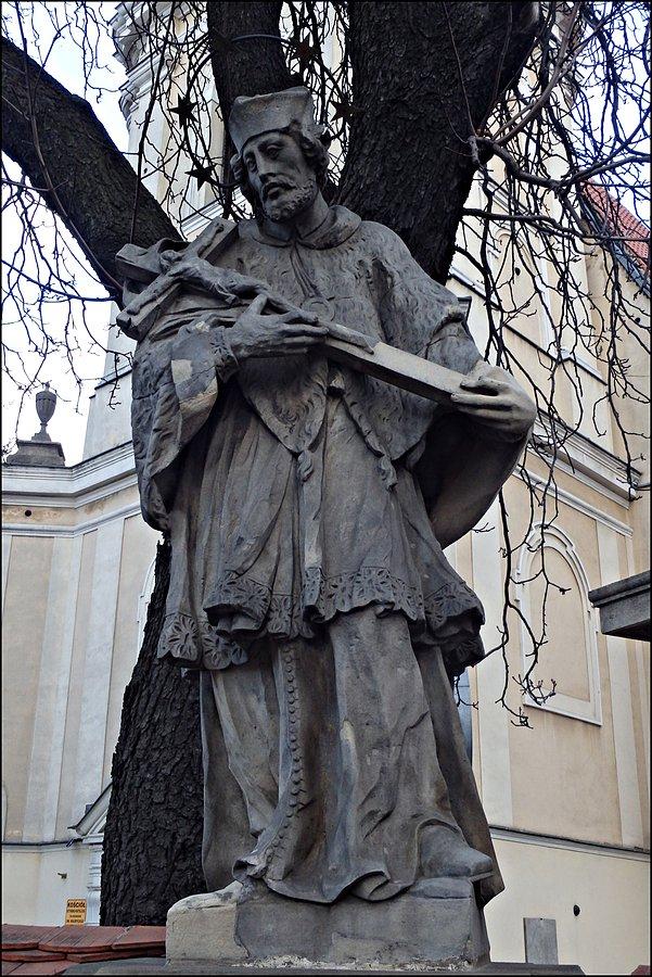 Jan Nepomucen przed kościołem św. Maurycego
